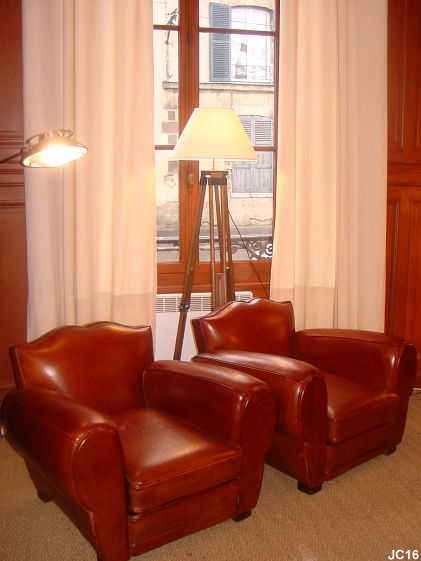 Paire de fauteuils club moustache, vers 1930, gnreux, belles proportions, tapisserie et cuir neuf, coloris: marron.