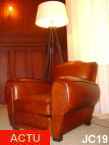 Fauteuil club MOUSTACHE, vers 1930, gnreux, belles proportions, tapisserie et peausserie neuves, coloris: marron.