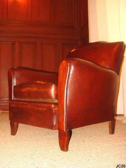 Fauteuil club moustache de petite taille, vers 1930, peausserie d'origine, coloris: marron fonc.