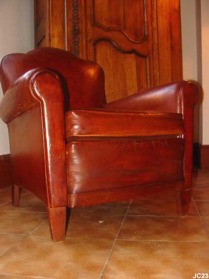 Fauteuil club  dossier trfle de petite taille, vers 1930, peausserie d'origine, coloris: marron fonc.