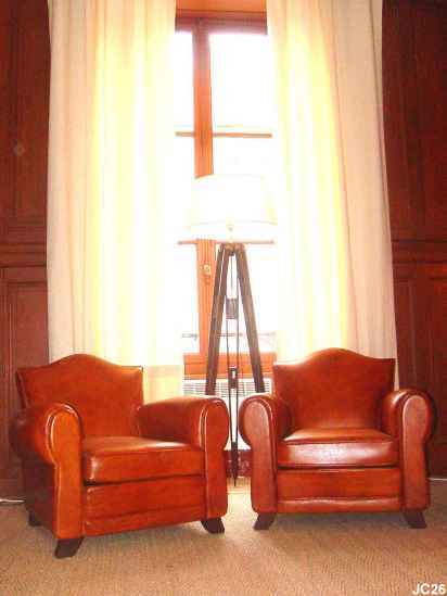 Paire de fauteuils club, généreux, vers 1930, modèle cubique, tapisserie et peausserie neuves, coloris: marron foncé.