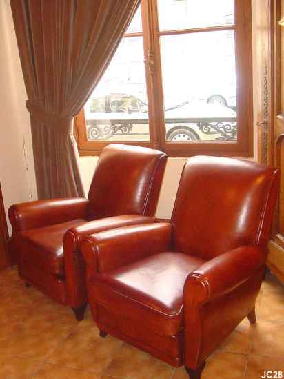 Paire de fauteuils club, vers 1950, belles lignes, de petite taille, dossier haut, tapisserie et peausserie neuves, coloris: cognac.