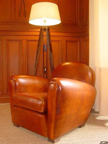 Fauteuil club, "OXFORD", vers 1930, dossier rond, tapisserie et peausserie neuves, coloris: cognac.