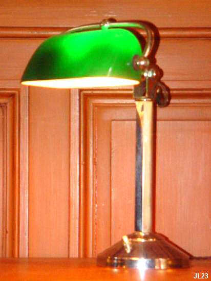 Lampe de bureau Art Dco, travail franais vers 1930 avec bras tlescopique, 2 positions, pied chrome, rflecteur en opaline verte.