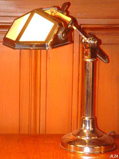 Lampe de bureau, travail franais vers 1930 avec bras tlescopique, 2 positions, pied chrome, rflecteur en verre blanc.