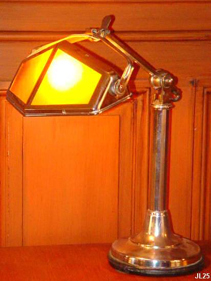 Lampe de bureau, travail français vers 1930 avec bras télescopique, 2 positions, pied chrome, réflecteur en verre orange.