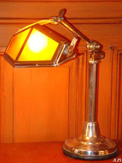 Lampe de bureau, travail franais vers 1930 avec bras tlescopique, 2 positions, pied chrome, rflecteur en verre orange.