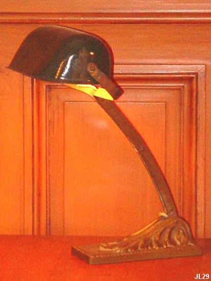 Lampe de bureau vers 1900, bras articulé, réflecteur émaillé, pied fonte.