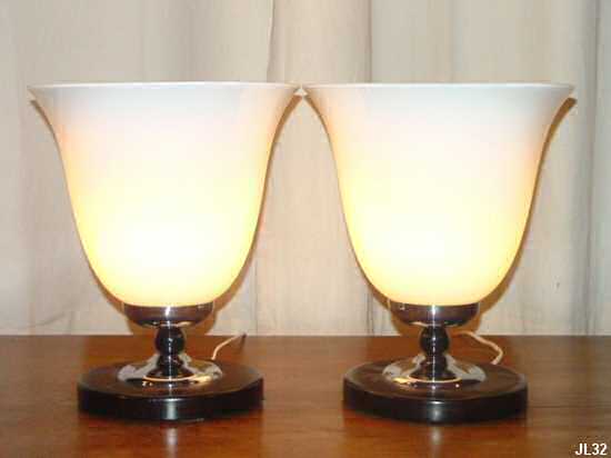 Lampes à poser vers 1930, modèle archétypique Art Déco, chrome, verrerie opale, socle façon acajou.