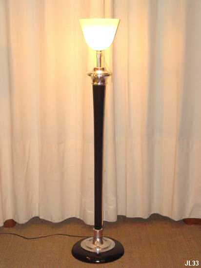 Lampadaire de marque MAZDA vers 1930, modèle archétypique Art-Déco, opaline d'origine, bois laqué noir et aluminium poli.