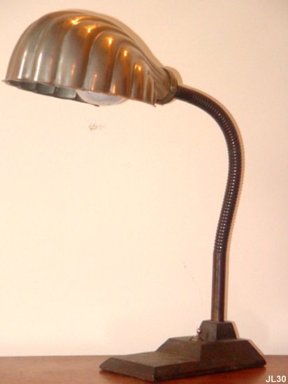 Lampe coquille vers 1930, travail anglais, modle archtypique Art-Dco, bras flexible, pied fonte.