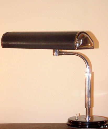 Lampe de bureau vers 1950, trs beau systme d'orientation, joli modle en parfait tat; aluminium laqu noir et mtal chrom.