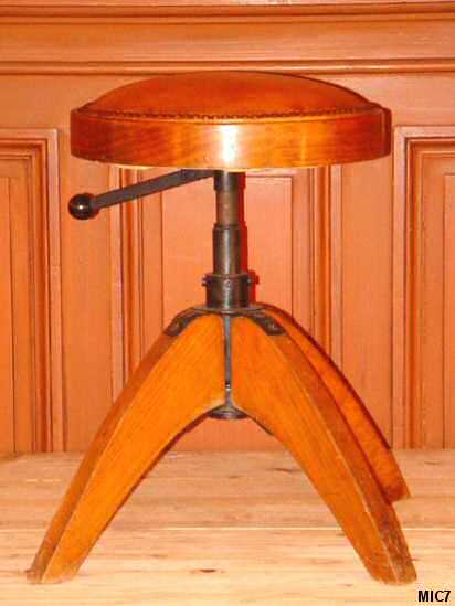 Tabouret vers 1950, assise en mouton, rglable, trs beau dtail industriel, htre cir.