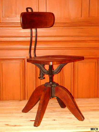 Trs beau modle de chaise d'architecte vers 1930, rglable en hauteur, dossier souple, chne massif et fonte.