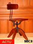 Très beau modèle de chaise d'architecte vers 1930, réglable en hauteur, dossier souple, chêne massif et fonte.