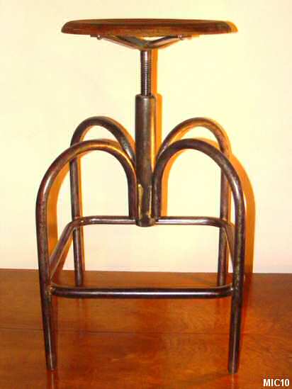 Tabouret vers 1950, rglable, pitement original, mtal brut et htre cir.