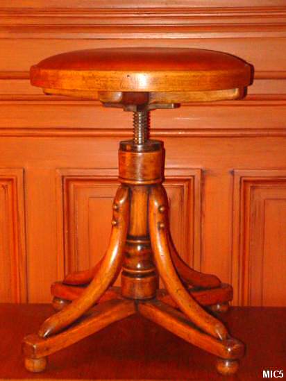Tabouret vers 1930, pied perroquet, bois courbé, assise en cuir réglable, hêtre ciré.