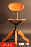 Chaise de bureau vers 1950, pied de type américain, pivotante réglable en hauteur, chêne massif, coloris miel.
