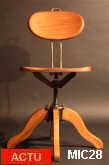 Chaise de bureau vers 1950, pied de type amricain, pivotante rglable en hauteur, chne massif, coloris miel.