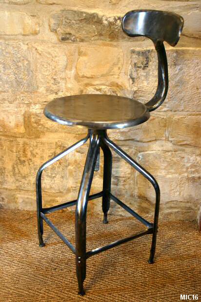 Chaise de type industriel vers 1950, en acier brut brossé, réglable en hauteur, idéal pour tabouret de table à dessin ou de bar