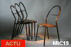 Srie de six chaises en tube dacier cintr. Assise bois rivete. Belle harmonie des courbes pour ces chaises du dbut du 20e sicle. Acier brut patin noir, et bois multiplis.