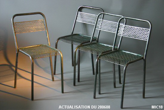 S�rie de 4 chaises tubulaires, assise et dossier m�tal ajour�. Int�ressant jeu de transparence pour ces chaises en acier.
