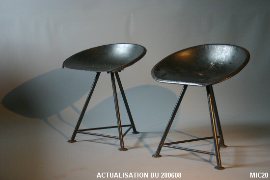 Rare mod�le de tabourets, coque en t�le d�acier, pied tripode.