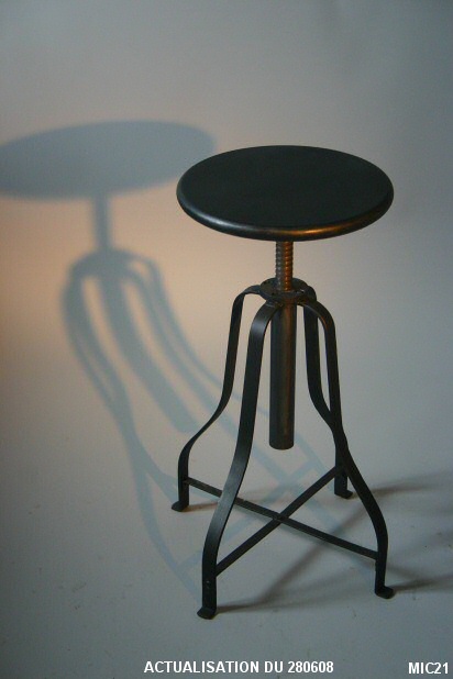 Tabouret original, hauteur r�glable, pi�tement mouvement�. M�tal patin� noir.