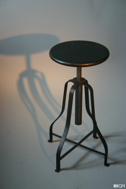 Tabouret original, hauteur rglable, pitement mouvement. Mtal patin noir.