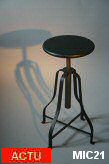 Tabouret original, hauteur rglable, pitement mouvement. Mtal patin noir.