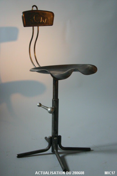 Chaise de marque � TCM �, vers 1960, hauteur r�glable, mod�le tournant, pi�tement en �toile. Tube et t�le d�acier emboutie, belle patine.