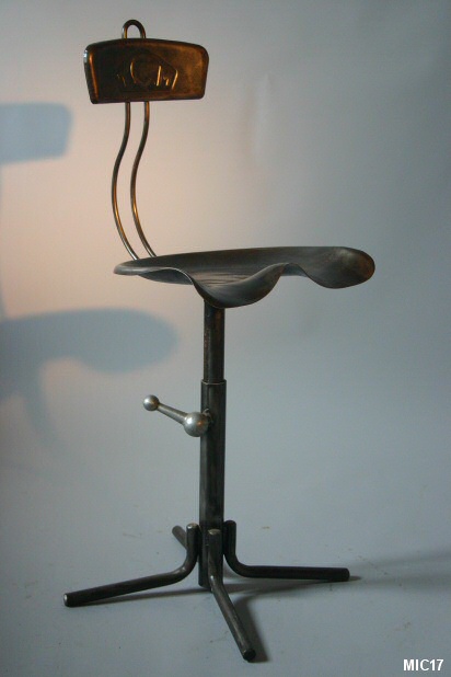 Chaise de marque « TCM », vers 1960, hauteur réglable, modèle tournant, piètement en étoile. Tube et tôle d’acier emboutie, belle patine.