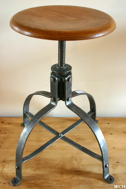 Tabouret d'atelier en acier brut, vers 1950, assise multiplis de htre, hauteur rglable; modle en fer plat