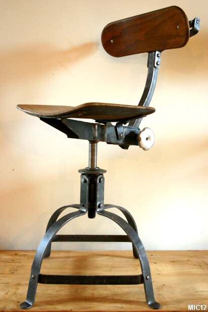 Chaise d'atelier en acier brut, vers 1950, multiplis de hêtre hydro formés, nombreux réglages de dossier, hauteur réglable; existe en plusieurs hauteurs; modèle en fer plat