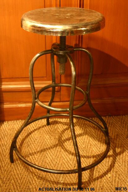 Tabouret d'atelier en acier brut, vers 1950, assise m�tal chrom�, hauteur r�glable; joli pi�tement mouvement�.