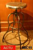 Tabouret d'atelier en acier brut, vers 1950, assise mtal chrm, hauteur rglable; joli pitement mouvement.