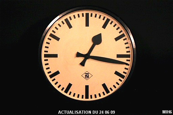 Horloge TN en bak�lite, style BAUHAUS, fonctionnement � quartz, made in Germany.