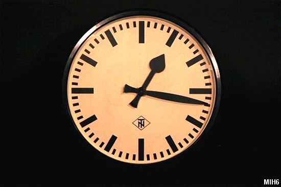 Horloge TN en baklite, style BAUHAUS, fonctionnement  quartz, made in Germany.