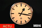 Horloge TN en bakelite, style BAUHAUS, fonctionnement à quartz, made in Germany.