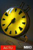 Horloge lumineuse jaune, double face, structure aluminium et cadran en perspex.