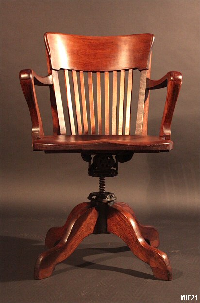 Fauteuil de bureau de type "amricain" de la marque STANDARD, origine USA, vers 1930, joli modle, trs rare, pivotant et basculant, rglable en hauteur, acajou massif.