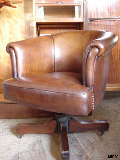 Fauteuil de bureau vers 1920, de type amricain, origine USA, trs rare, pivotant et basculant, rglable en hauteur, assise en mouton, coloris marron, pitement acajou massif.