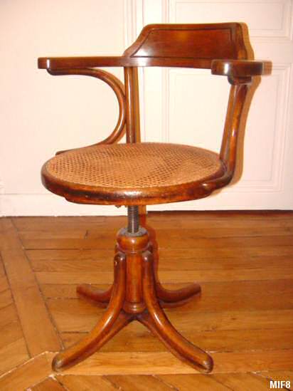 Fauteuil de bureau THONET vers 1930, bois courbé, pied perroquet, assise cannée, réglable en hauteur, hêtre massif
