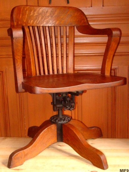 Fauteuil de bureau de type "amricain", vers 1930, joli modle, trs rare, pivotant et basculant, rglable en hauteur, chne massif.