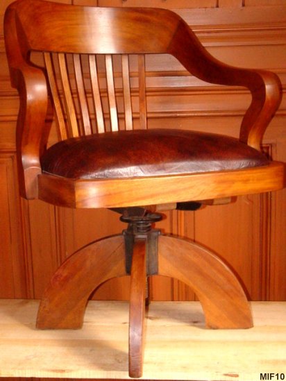 Fauteuil de bureau de type "américain", vers 1920, très beau pied en arc de cercle, pivotant, réglable en hauteur, acajou massif, assise cuir "chocolat".
