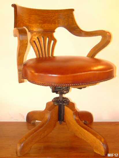 Fauteuil de bureau de type "américain", vers 1920, très beau modèle de chez "STANDARD", pivotant et basculant, réglable en hauteur, assise en cuir de mouton, chêne massif.