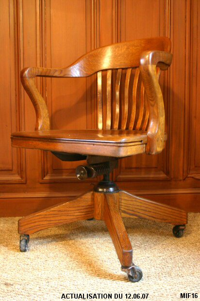 Fauteuil de bureau de type "am�ricain" origine USA, vers 1930, joli mod�le, tr�s rare, pivotant et basculant, r�glable en hauteur, ch�ne massif.