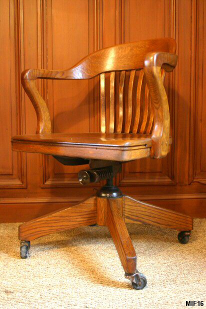 Fauteuil de bureau de type "amricain" origine USA, vers 1930, joli modle, trs rare, pivotant et basculant, rglable en hauteur, chne massif.