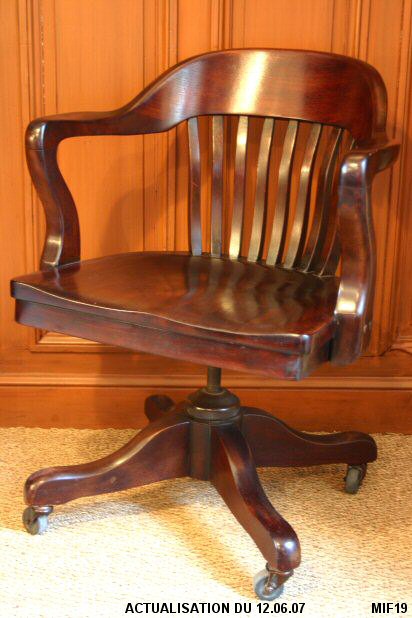 Fauteuil de bureau de type "am�ricain" origine USA, vers 1930, joli mod�le, tr�s rare, pivotant et basculant, r�glable en hauteur, acajou massif.