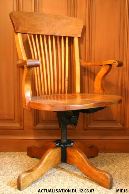 Fauteuil am�ricain "ART POPULAIRE", vers 1920,  pivotant et basculant, r�glable en hauteur, h�tre massif.